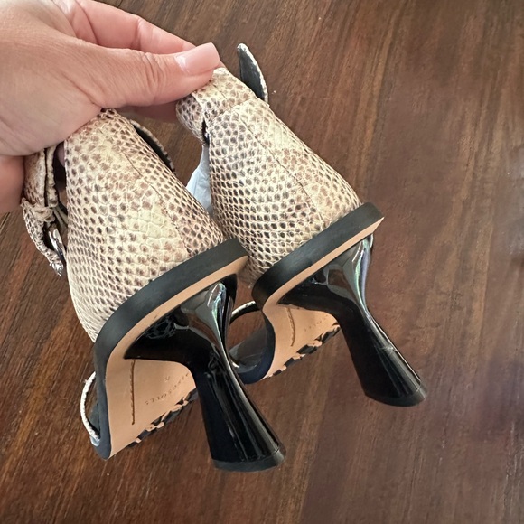 Comfortable Ankle Strap Sculpted Heel Sandal in Roccia Snake Print Leather sz 8 - Picture 7 of 10